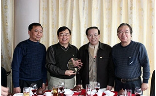 原廣東省省長盧瑞華（左三）祝賀我協會名譽會長復旦大學校長許寧生（左二）獲得中國科學院院士稱號