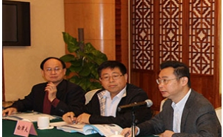 廣州市市長溫國輝（時任廣東國資委主任）（右一）、時任中央政策研究室經濟局局長白津夫（中）出席專家評審會